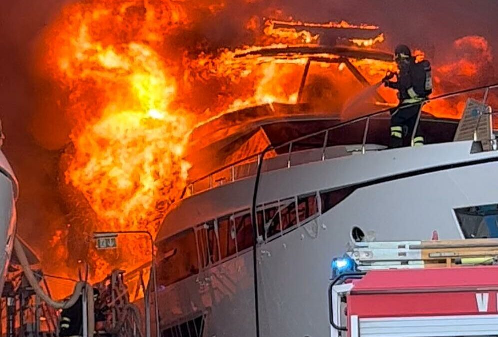 Ferretti – gwałtowny pożar w stoczni!