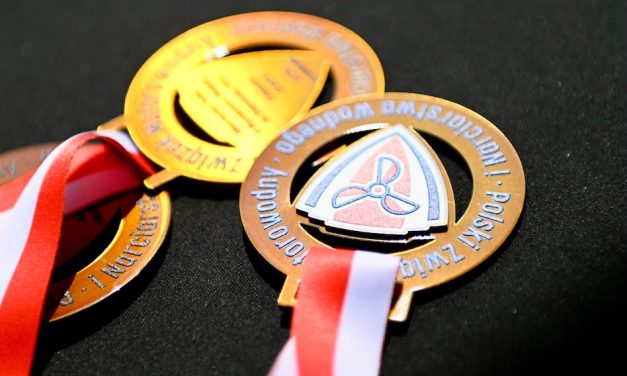 Medaliści MP w jeździe figurowej na nartach wodnych za motorówką 2026